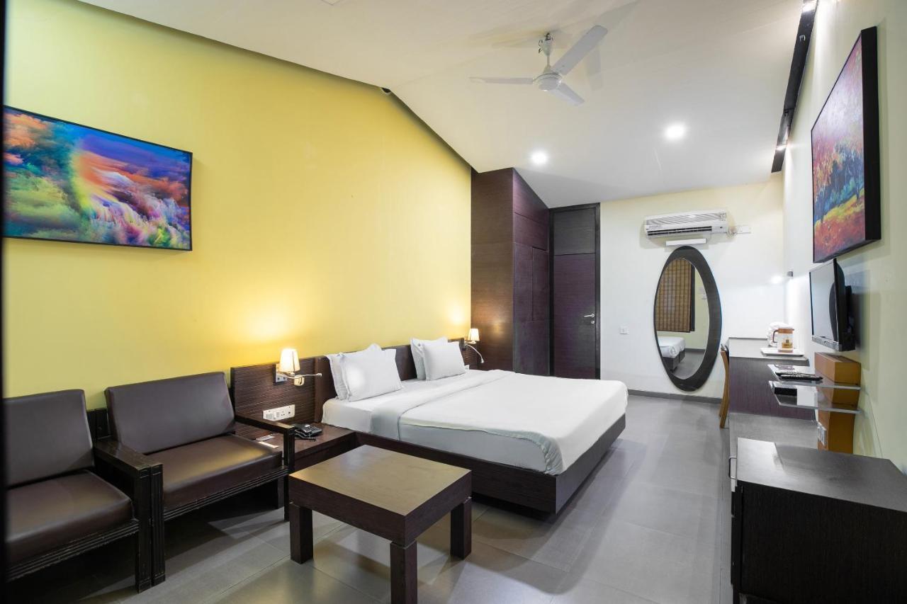 Capital O 47539Capital O Umbergaon Club Hotel Umargām Esterno foto