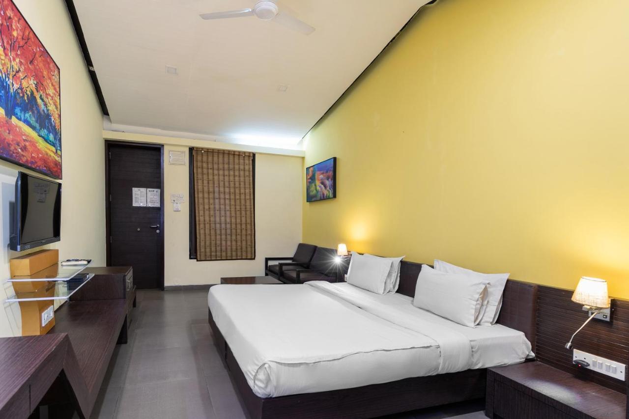 Capital O 47539Capital O Umbergaon Club Hotel Umargām Esterno foto